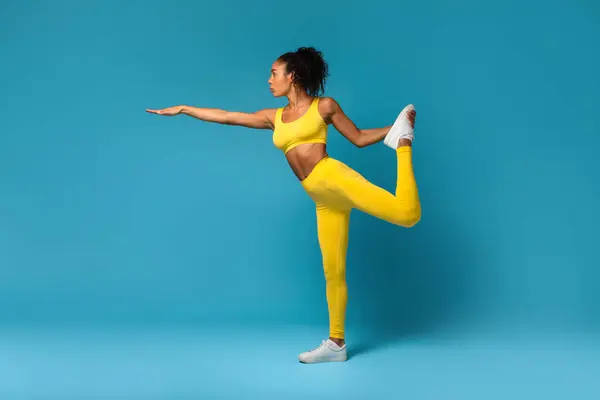 Forma Afro Americano Signora Stretching Sollevato Gamba Braccia Estendenti Esercizio — Foto Stock