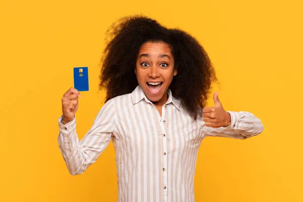 Exuberante Jovem Negra Segurando Cartão Crédito Azul Dando Polegares Para — Fotografia de Stock