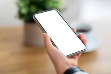 Beyaz ekran maketi kopyalama alanı olan el ele tutuşan kadın, ev içi. Güzel mobil uygulama, alışveriş, online bankacılık, web sörfü, kaydırma