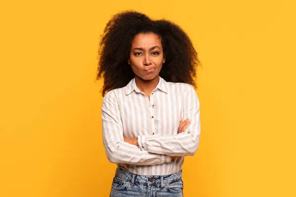 Skeptical Young Black Lady Curly Hair Arms Crossed Dubious Expression — Stock Photo, Image
