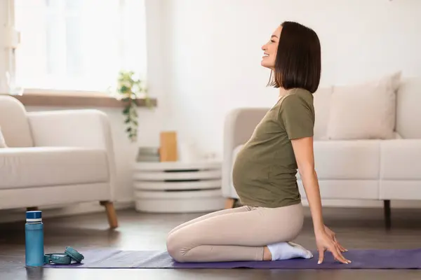 Młoda Kobieta Ciąży Wykonuje Ćwiczenia Matę Fitness Domu Skupiając Się — Zdjęcie stockowe