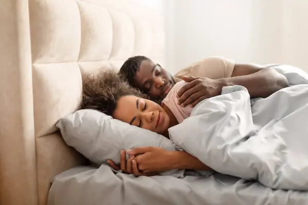 Genç Siyah Çift Battaniyeyle Örtülü Yatarak Modern Yatak Odasında Kucaklaşarak — Stok fotoğraf
