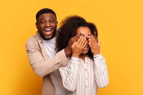 Kahkahalarla Gülen Siyah Adam Sürpriz Beklentisiyle Kadının Gözlerini Kapatıyordu Kisi — Stok fotoğraf