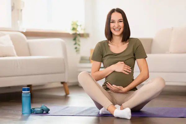Smiling Pregnant Woman Poses Lotus Position Her Fitness Mat Home — Stock Photo, Image