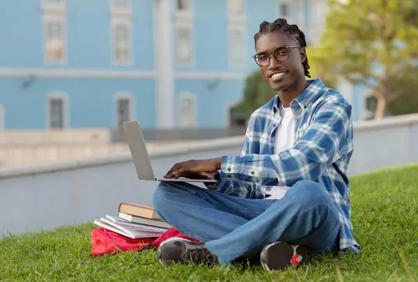 Jonge Afro Amerikaanse Student Met Laptop Klaar Voor Online Les — Stockfoto