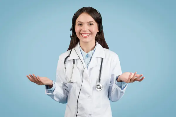 Angażowanie Lekarki Słuchawki Płaszcz Laboratoryjny Uśmiechając Się Witając Gest Gotowe — Zdjęcie stockowe