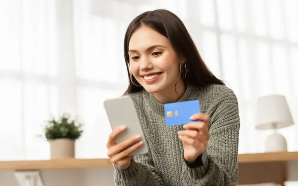 Pozytywnie Uśmiechnięta Młoda Europejka Korzystająca Karty Kredytowej Smartfona Domu Płacąca — Zdjęcie stockowe