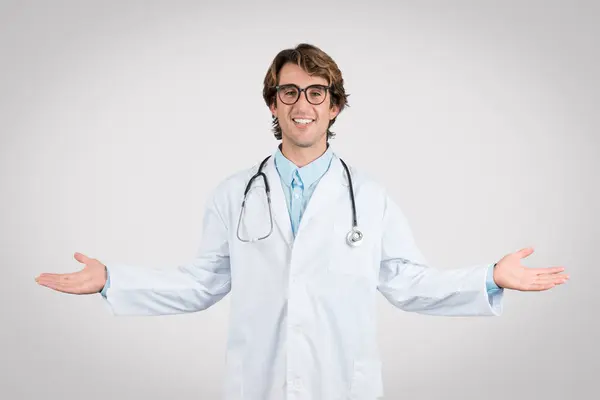Médico Sonriente Con Gafas Estetoscopio Abre Los Brazos Gesto Bienvenida —  Fotos de Stock