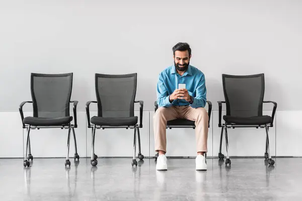 Gündelik Hintli Adamı Yalnız Başına Oturmuş Akıllı Telefonuna Dalmış Sıra — Stok fotoğraf