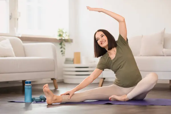 Young Pregnant Lady Practicing Gentle Side Bends Exercising Fitness Yoga — Stock Photo, Image
