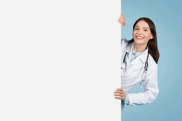 Щаслива Жінка Лікар Заглядає Порожнього Білого Банера Ідеально Підходить Реклами — стокове фото