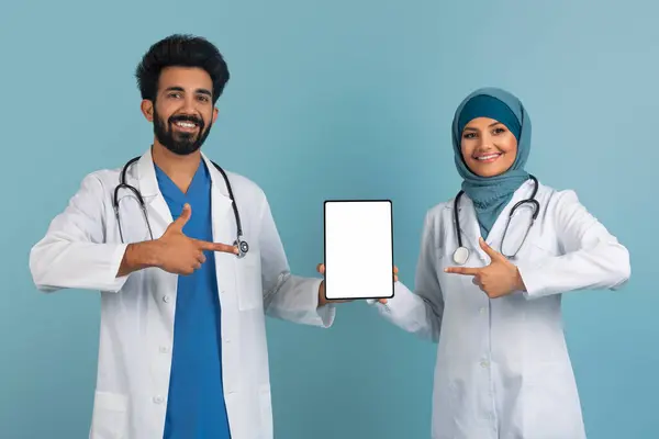 Aplicativo Médico Árabes Médicos Sexo Masculino Feminino Casacos Brancos Apontando — Fotografia de Stock