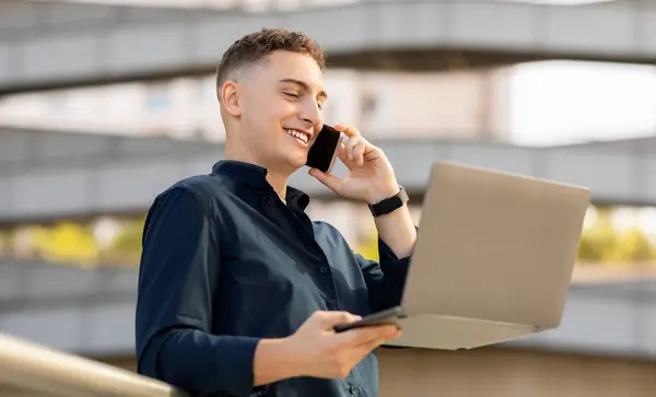 Een Multitasking Vrolijke Blanke Jongeman Die Aan Telefoon Praat Terwijl — Stockfoto