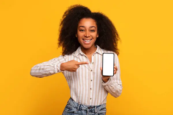 Encantada Jovem Senhora Negra Apontando Para Smartphone Com Tela Branco — Fotografia de Stock