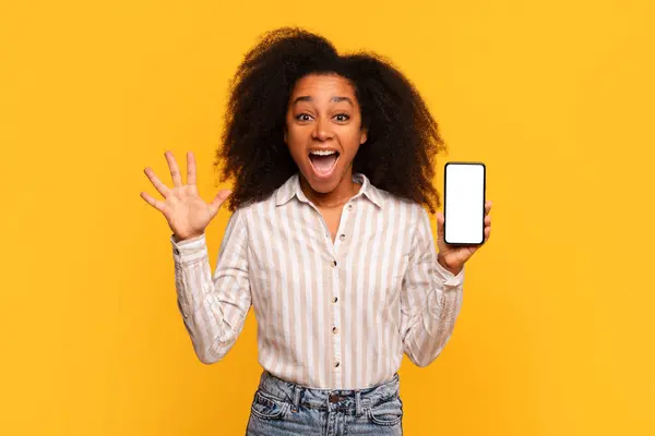 Joyful Jovem Senhora Preta Com Cabelo Encaracolado Excitadamente Apresenta Smartphone — Fotografia de Stock