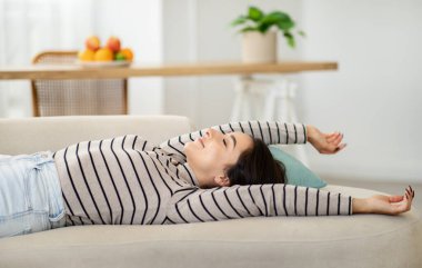 Neşeli, sakin, bin yıllık beyaz kadın gözleri kapalı uyur, kanepeye uzanır, rahatlar, boş vakitlerinde oturma odasında dinlenir. Evde dinlenme ve yaşam tarzı