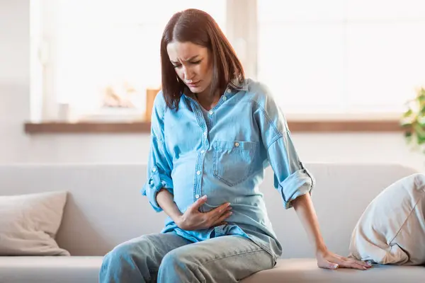 Expectant Woman Experiencing Braxton Hicks Contractions Touches Her Belly Discomfort — Stock Photo, Image