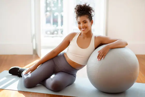 Sportliche Dame Posiert Mit Stabilitätsball Hause Macht Pause Von Ihrer — Stockfoto