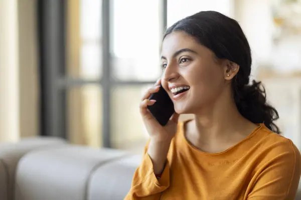 Telefoon Closeup Schot Van Jonge Indiase Vrouw Met Mobiele Conversatie — Stockfoto