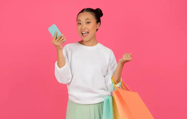 App Shopping Allegro Asiatico Femminile Che Tiene Smartphone Borse Colorate — Foto Stock