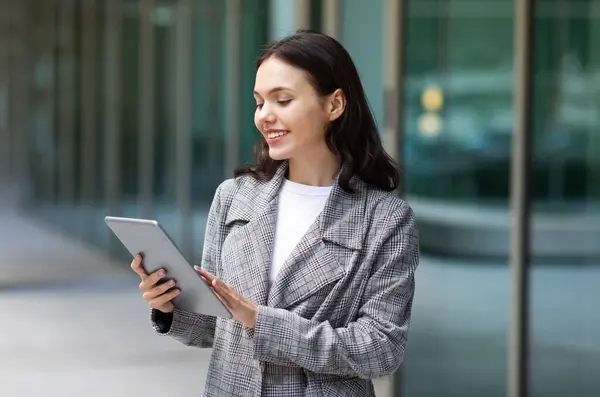 Mulher Empresária Europeia Usando Seu Tablet Digital Rua Cidade Sorrindo — Fotografia de Stock