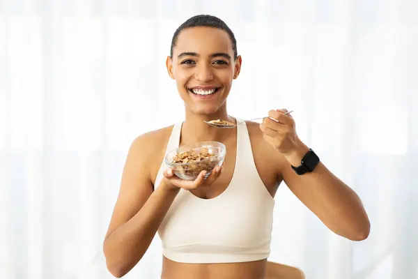 Radiante Alegre Mujer Latina Milenaria Disfrutando Tazón Cereal Saludable Rastreador —  Fotos de Stock