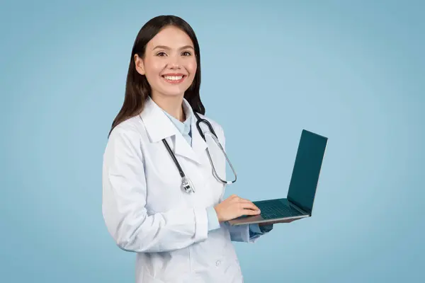 Щаслива Жінка Лікар Використанням Ноутбука Представляє Послуги Телевізійного Здоров Стетоскопом — стокове фото