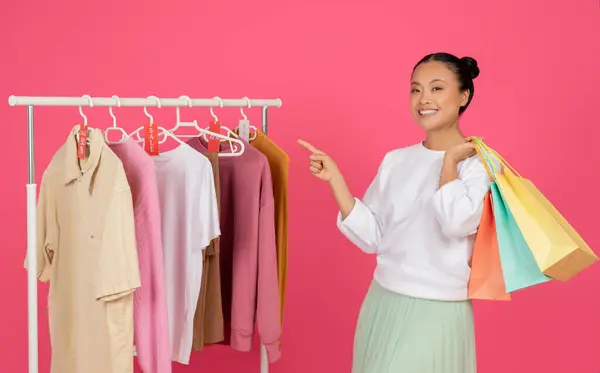 Mulher Asiática Feliz Segurando Sacos Compras Apontando Para Cremalheira Com — Fotografia de Stock