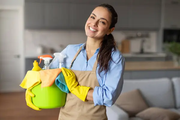 Smiling Woman Confidently Holds Bucket Filled Colorful Cleaning Rags Spray — Stock Photo, Image