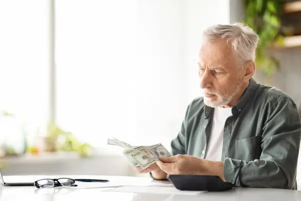 Senior Muž Počítání Dolarů Hotovosti Při Sezení Stolu Kuchyni Starší — Stock fotografie