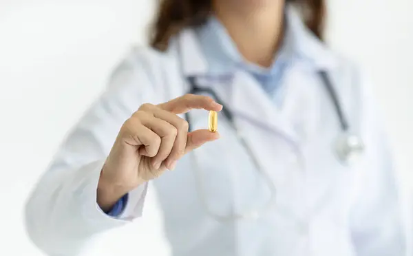 최적의 건강을위한 코트를 수없는 제복과 약물을 보여주는 청진기 젤라틴 캡슐에 — 스톡 사진
