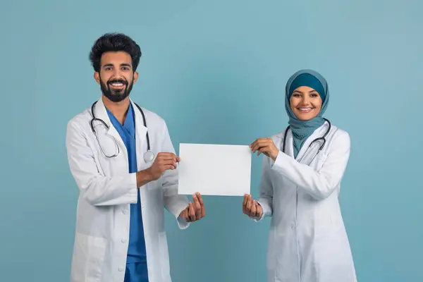Confiante Árabe Muçulmano Masculino Feminino Médicos Casacos Brancos Segurando Cartaz — Fotografia de Stock