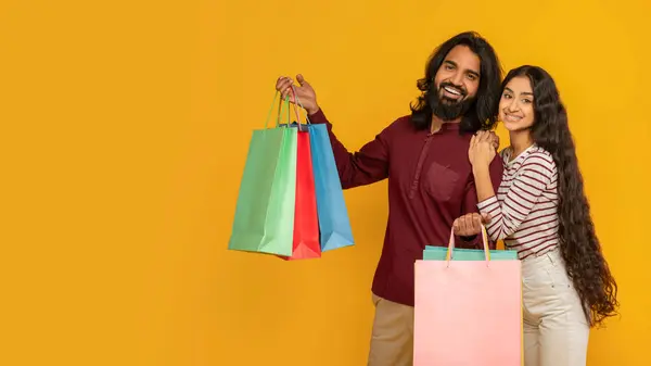 Mutlu Doğu Çifti Sezon Indiriminin Tadını Çıkarıyor Alışveriş Çantaları Taşıyan — Stok fotoğraf