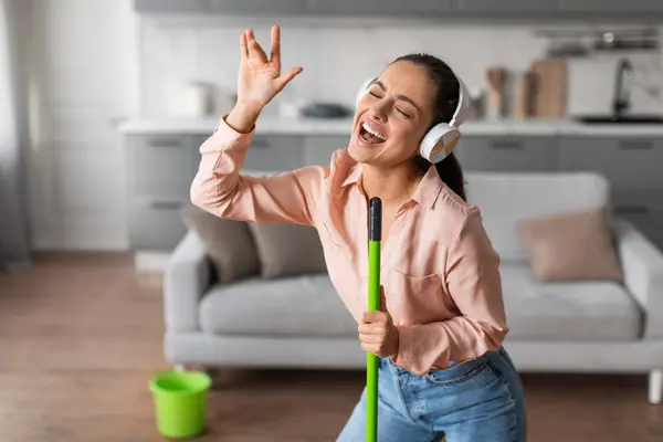 Woman Lost Music Using Her Mop Makeshift Microphone Sings Glee — Stock Photo, Image
