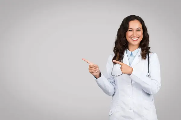 Beyaz Laboratuvar Önlüklü Parlak Kadın Doktor Iki Eli Boynundaki Gri — Stok fotoğraf