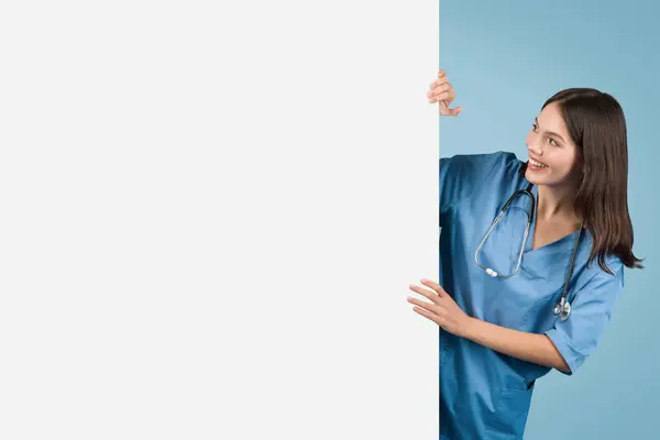 Enfermeira Alegre Traje Azul Brinca Espreita Torno Grande Sinal Branco — Fotografia de Stock