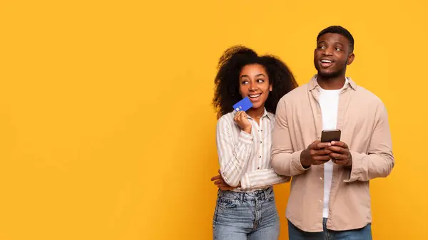 Emocionado Casal Afro Americano Segurando Cartão Crédito Smartphone Sorrindo Olhando — Fotografia de Stock
