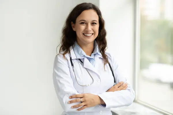 Medikal Üniformalı Beyaz Önlüklü Steteskoplu Genç Neşeli Esmer Kadın Doktor — Stok fotoğraf