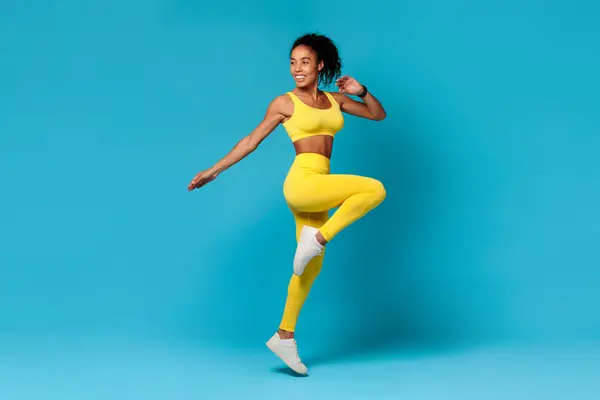 Jonge Zwarte Vrouw Gele Sportkleding Springen Doen Knie Tot Elleboog — Stockfoto