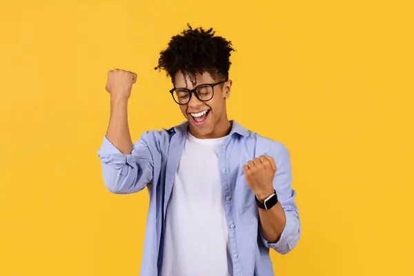 Ecstatic Jonge Zwarte Mannelijke Student Met Bril Klemt Vuisten Overwinning — Stockfoto