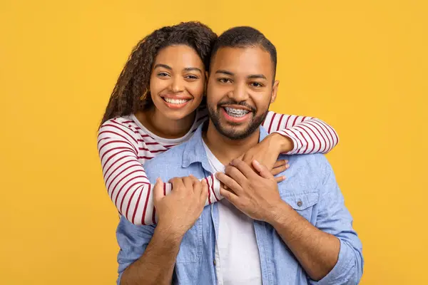 Glückliche Schwarze Ehepartner Nahaufnahme Porträt Eines Fröhlichen Afrikanisch Amerikanischen Paares — Stockfoto