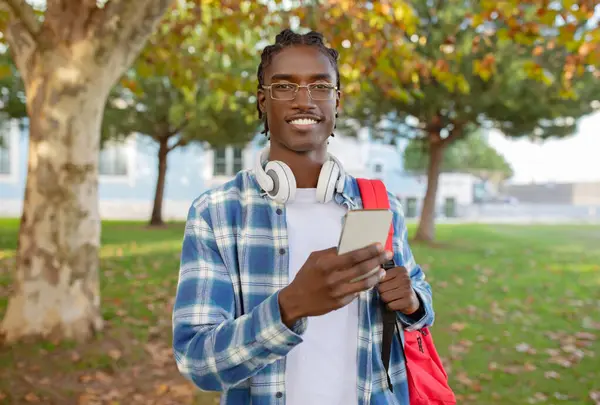 Afroamerikanischer Student Scrollt Lässig Mit Seinem Handy Durch Die Sozialen — Stockfoto