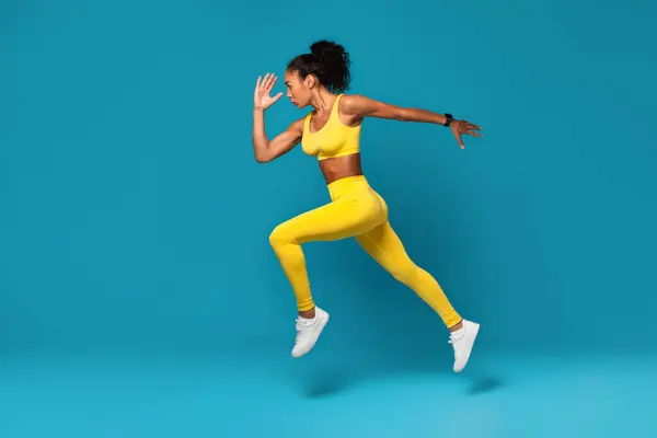 Atletische Jonge Zwarte Vrouw Geel Activewear Springen Tijdens Dynamische Training — Stockfoto