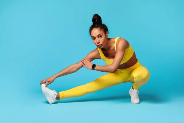 Atletische Jonge Zwarte Vrouw Die Traint Tijdens Flexibiliteitstraining Beenspieren Uitrekt — Stockfoto