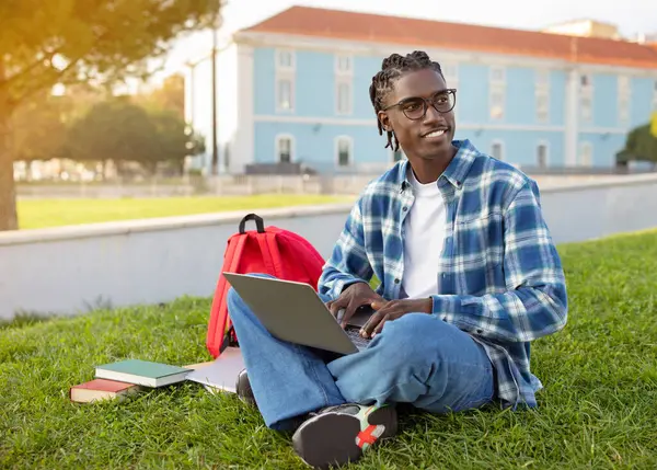 Schwarzer Junger Mann Arbeitet Laptop Surft Internet Für Universitätsvorlesungen Sitzt — Stockfoto