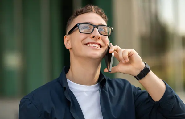 Ein Fröhlicher Kaukasischer Junger Mann Mit Brille Lächelt Während Auf — Stockfoto