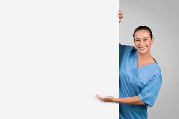 Радісна Медсестра Скрабах Представляє Великий Порожній Банер Ідеально Підходить Реклами — стокове фото