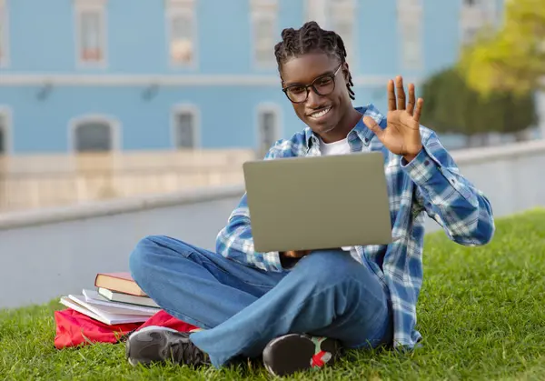 Joyeux Étudiant Afro Américain Gars Avec Ordinateur Portable Engagé Dans — Photo