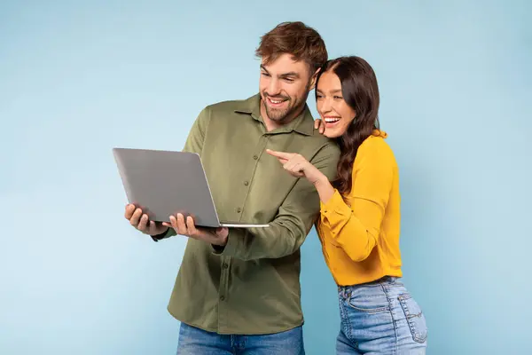Kadın Erkek Mutlu Bir Şekilde Dizüstü Bilgisayar Ekranına Bakıyor Kadın — Stok fotoğraf