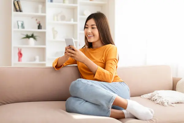 Positive Millennial Chinesische Dame Nachrichten Telefon Hause Glückliche Junge Asiatische — Stockfoto